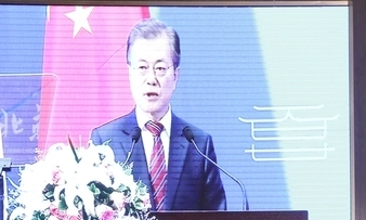 [한겨레 사설] 문 대통령 ‘방중’ 둘러싼 논란과 비난, 지나치다