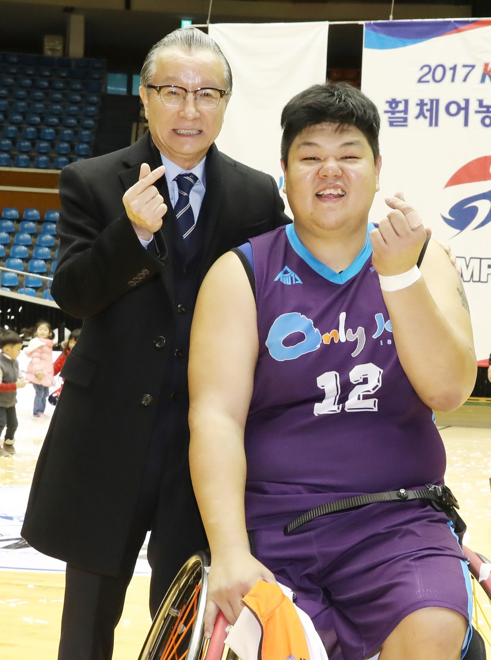 제주 김동현(오른쪽)이 16일 오후 제주 한라체육관에서 열린 2017 KWBL 휠체어농구리그 챔피언결정전 서울시청과의 2차전 경기에서 승리해 우승을 확정지은 뒤 한국휠체어농구연맹 변효철 총재(왼쪽)와 기념사진을 찍고 있다. 김동현은 내년 1월 이탈리아리그에서 뛰기 위해 출국한다. 한국휠체어농구연맹 제공