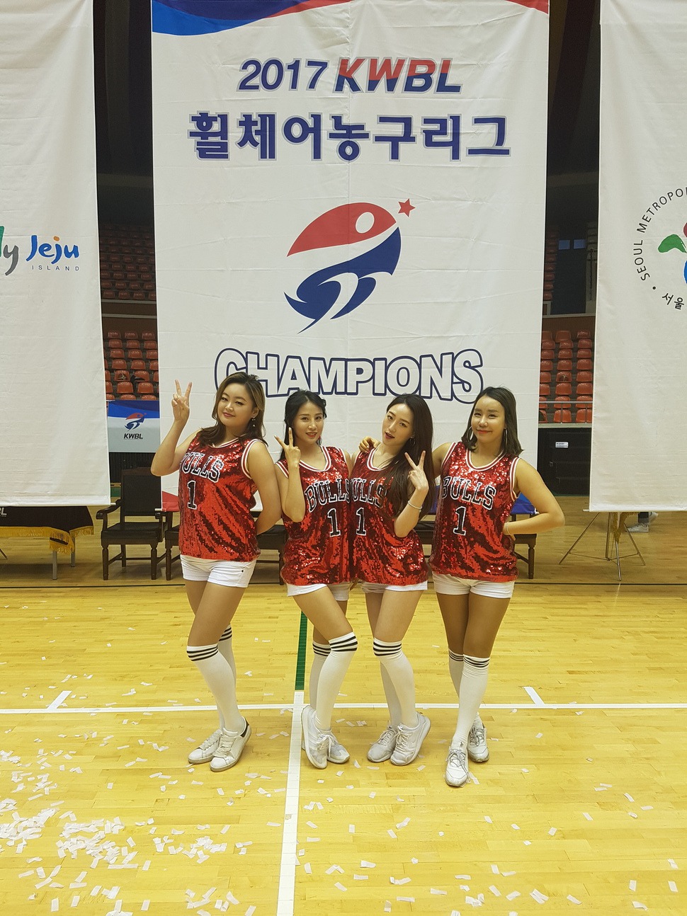 16일 제주 한라체육관에서 열린 한국휠체어농구연맹(KWBL) 2017 시즌 챔피언결정전에서 치어리더 재능 기부를 한 가희, 방미령, 정소희, 김연정씨(왼쪽부터)