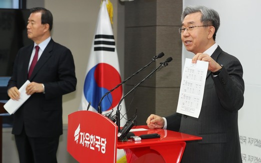 이용구 자유한국당 당무감사위원장이 17일 오전 서울 여의도 당사에서 서청원, 유기준, 배덕광, 엄용수 등 현역의원 4명을 포함해 62명의 당협위원장이 교체대상이 된 감사결과를 발표하고 있다. 이정우 선임기자 woo@hani.co.kr