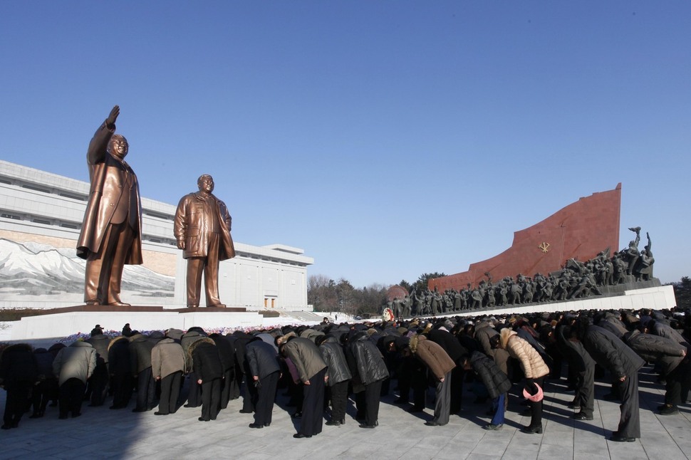 김정일 북한 국방위원장 6주기인 17일 평양 만수대 언덕에서 시민들이 김일성과 김정일 동상에 절하고 있다. 북한 <조선중앙방송>과 <평양방송>은 이날 조선노동당 부위원장 최룡해를 비롯해 박광호, 리수용, 김평해, 태종수 등 당 간부들이 참배했다고 보도했다.  평양/AP 연합뉴스