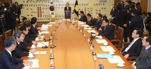 정세균 국회의장이 최근 여야 원내대표단과 개헌특위 위원들이 회동하는 자리에서 인사말을 하고 있다. 이정우 선임기자 woo@hani.co.kr