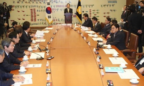 [한겨레 사설] 자유한국당, ‘내년 6월 개헌’ 여부 분명히 밝혀라