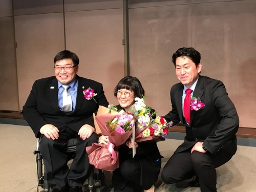 스포츠조선 전영지(가운데) 기자가 18일 밤 서울 프레스센터 국제회의장에서 열린 한국 체육기자의 밤 행사에서 ‘장애인체육 올해의 기자상’을 받은 뒤 이명호(왼쪽) 대한장애인체육회장, 정희돈(오른쪽) 한국체육기자연맹 회장과 기념사진을 찍고 있다. 한국체육기자연맹 제공