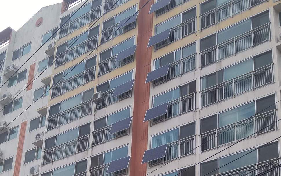 울산시의 신재생 에너지 확대보급으로 설치된 아파트용 미니 태양광 발전설비. 시는 새해에 아파트용 미니 태양광은 2000가구, 일반주택용 태양광은 200가구에 보급해, 2022년까지 모두 미니 태양광은 1만2000가구, 일반 태양광은 3000가구에 보급할 계획이다. 울산시 제공