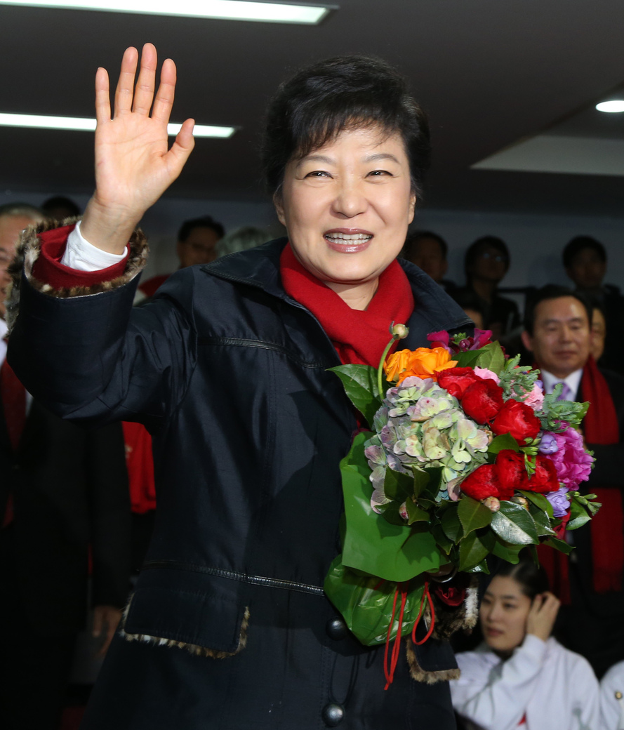 박근혜 당시 새누리당 대통령 후보가 2012년 12월19일 저녁 서울 여의도 당사 상황실에서 꽃다발을 들고 인사하고 있다. 강창광 기자 chang@hani.co.kr