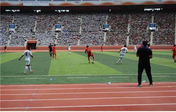 지난 2015년 8월 22일 북한 평양 5·1경기장에서 열린 아리스포츠컵 축구대회에서 남북 청소년들이 열전을 벌이고 있다.강원도청 제공