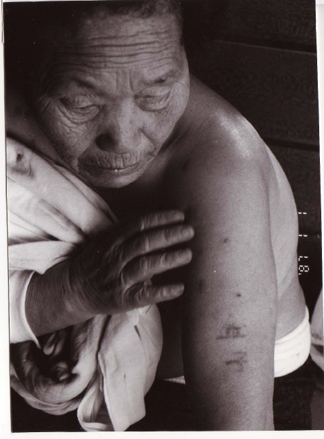 다큐 <나의 마음은 지지 않았다>에서 할머니가 일본군이 새긴 문신을 보여주는 장면