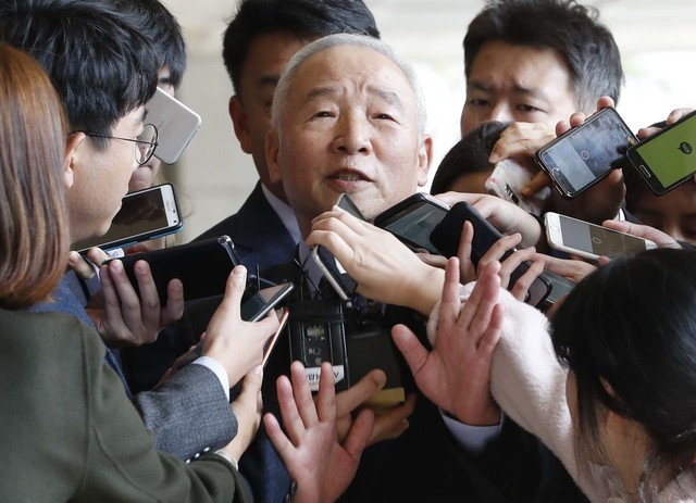 남재준 전 국가정보원 원장이 11월8일 오후 서울 서초동 서울중앙지검에 조사를 받기 위해 들어서고 있다. 박종식 기자 anaki@hani.co.kr