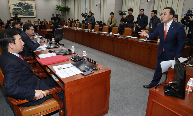 19일 오전 국회에서 열린 국회 운영위원회에서 박홍근 더불어민주당 원내수석부대표가 “일방적인 회의 소집에 동의할 수 없다”며 김성태 자유한국당 원내대표에게 강하게 항의하고 있다. 강창광 기자 chang@hani.co.kr
