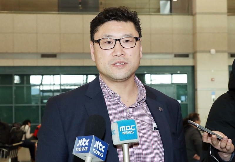 백지선 한국 아이스하키대표팀 감독이 19일 러시아 모스크바에서 열린 2017 유로하키투어 채널원컵 출전을 마치고 돌아와 인터뷰하고 있다. 인천공항/연합뉴스