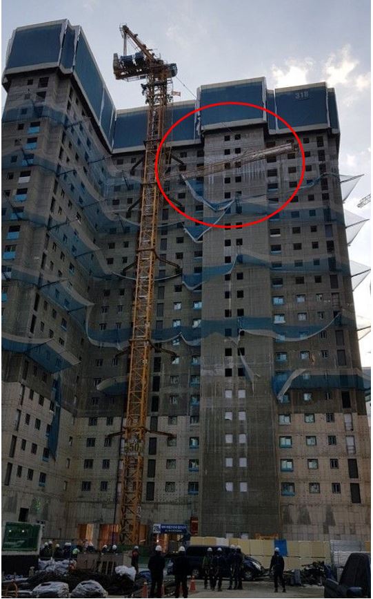 18일 오후 2시 40분께 경기도 평택시 칠원동의 한 아파트 공사현장에서 타워크레인 인상작업 중 건물 20층 높이의 붐대(지브)가 꺾이면서 작업자 1명이 추락해 숨지고, 주변에 있던 작업자 4명이 부상했다. 타워크레인 사고 현장. 독자 제공=연합뉴스