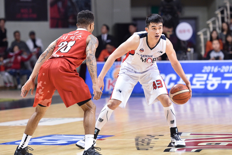 미국프로농구(NBA) 하부리그에 도전했다가 국내로 복귀한 이대성(오른쪽). 한국농구연맹(KBL) 제공