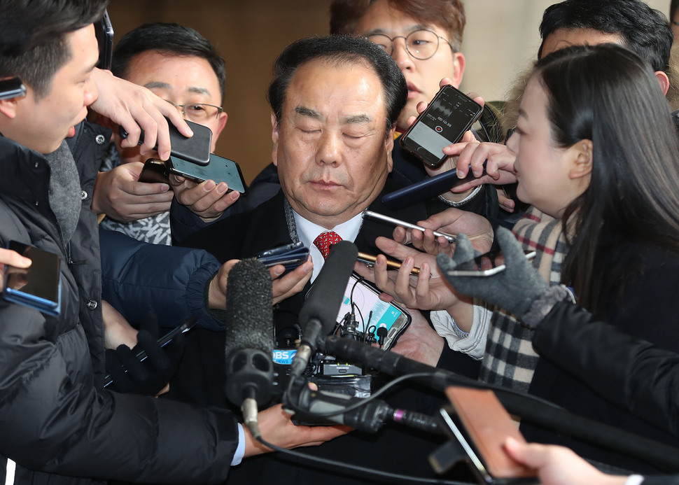 불법 정치자금 수수 혐의를 받고 있는 이우현 자유한국당 의원이 20일 오전 서울 서초동 서울중앙지검에 출석해 취재진의 질문을 받으며 눈을 감고 있다. 신소영 기자 viator@hani.co.kr