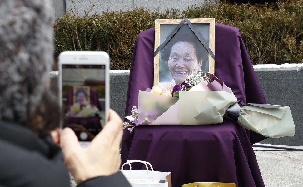 20일 낮 서울 종로구 옛 주한일본대사관 앞에서 열린 ‘일본군 성노예제 문제 해결을 위한 제1314차 정기 수요시위’에 지난 16일 별세한 송신도 할머니의 영정사진이 놓여 있다. 박종식 기자 anaki@hani.co.kr