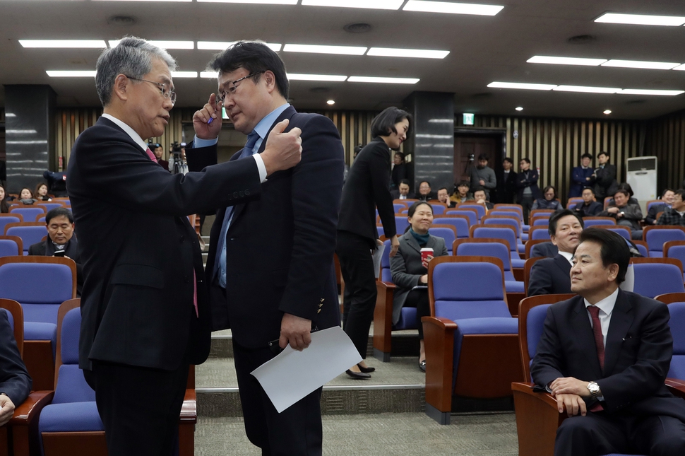 국민의당 김동철 원내대표(왼쪽)와 대표 비서실장인 송기석 의원(왼쪽 두번째)이 20일 오후 국회에서 열린 의원 간담회에서 정동영 의원(오른쪽) 등 통합 반대파들의 안철수 대표 참석 요구를 받은 뒤 대화하고 있다. 연합뉴스