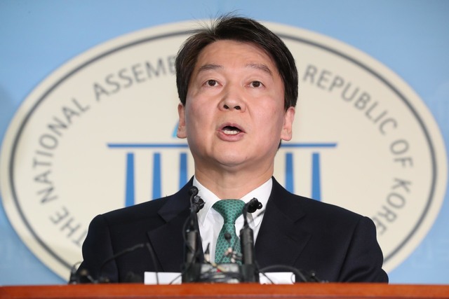 안철수 국민의당 대표가 20일 오전 국회 정론관에서 기자회견을 열어, 바른정당과의 통합 찬반 당원투표에 대표직을 걸겠다고 선언하고 있다. 이정우 선임기자 woo@hani.co.kr