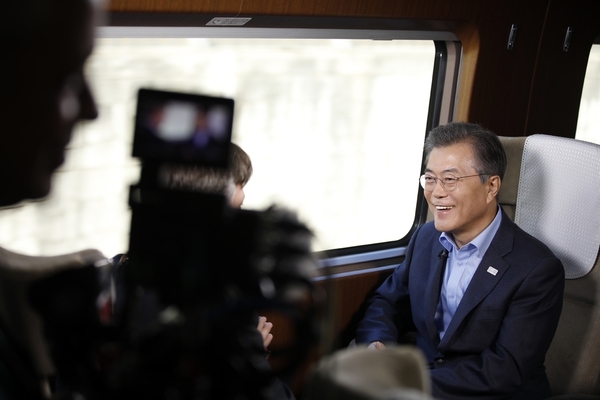 문재인 대통령이 19일 대통령 전용고속열차인 ‘트레인 원‘ 내에서 미국 평창겨울올림픽 주관 방송사인 <NBC>와 인터뷰를 하고 있다. 연합뉴스