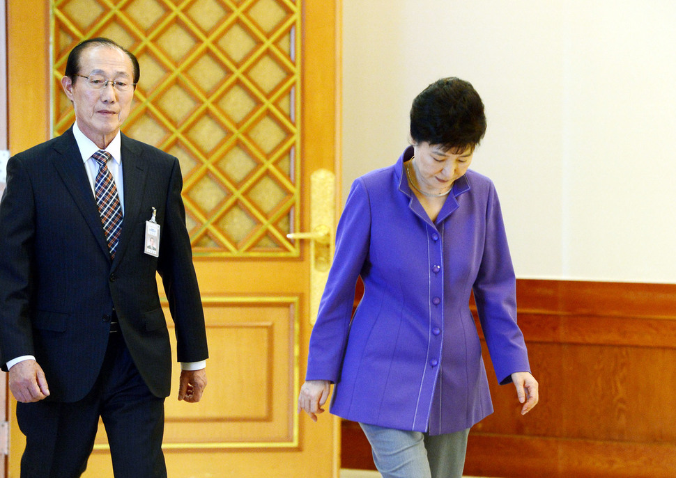 박근혜 대통령이 지난 2016년 10월28일 청와대에서 열린 대사 신임장 수여식을 하기위해 이원종 비서실장과 함께 인왕실로 입장하고 있다. 청와대사진기자단