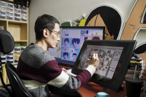 작업 중인 하일권 작가. 사진 윤동길(스튜디오 어댑터 실장)