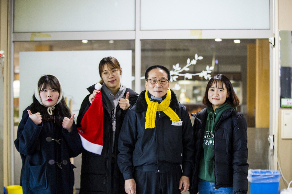 목도리를 선물한 전주대 사회복지학과 동아리 ‘도나지’ 회원과 선물을 받은 교내 경비원의 모습. 전주대 제공
