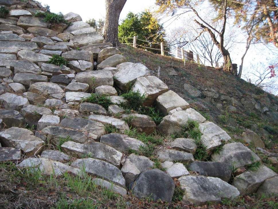 울산 학성공원 안에 남아있는 울산왜성 성벽.