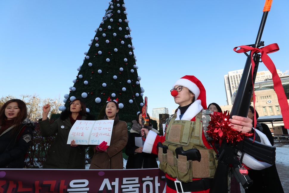 ‘정치하는엄마들’ 회원들이 21일 오전 서울 중구 서울광장에서 무기를 모방한 장난감을 성탄절 선물로 어린이들에게 주지 말자고 촉구하고 있다. 김정효 기자