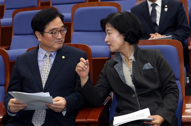 더불어민주당 추미애 대표(오른쪽)와 우원식 원내대표가 21일 오전 국회에서 열린 개헌 관련 의원총회에서 이야기하고 있다. 강창광 기자 chang@hani.co.kr