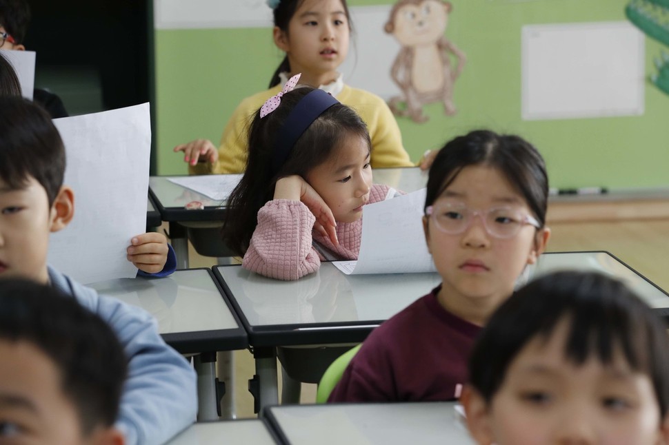 22일 오전 서울 용산구 용암초등학교에서 겨울방학을 맞은 1학년 학생이 방학생활계획표를 살펴보고 있다. 박종식 기자 anaki@hani.co.kr