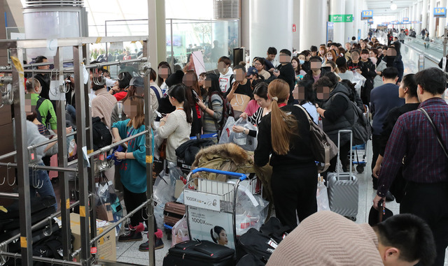 22일 오후 인천공항 탑승동 면세품 인도장이 중국인 여행객들로 붐비고 있다. 인천/연합뉴스