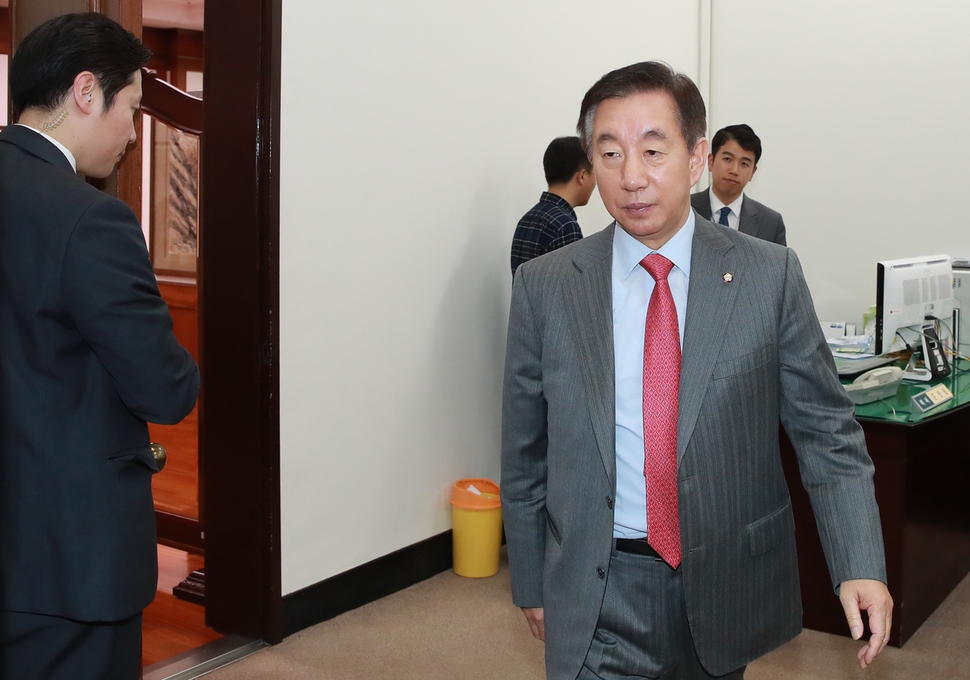 자유한국당 김성태 원내대표가 22일 오후 국회 의장실에서 여야 교섭단체 3당 원내대표 회동을 마친 뒤 다시 의원총회장으로 향하고 있다. 연합뉴스