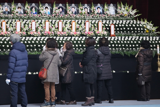 시민들이 23일 충북 제천체육관에 마련된 복합 스포츠센터 화재 참사 합동분향소에서 영정을 보고 울음을 터뜨리고 있다. 연합뉴스