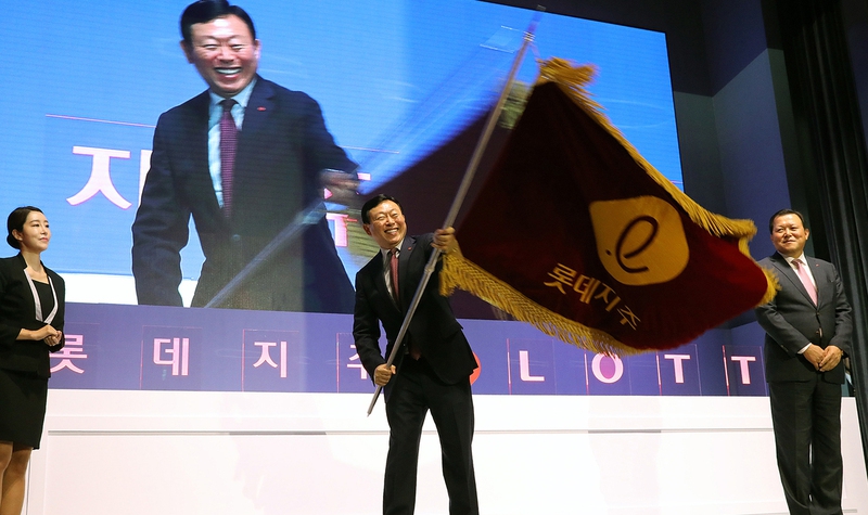 신동빈 롯데그룹 회장이 지난 10월12일 오후 서울 잠실 시그니엘서울에서 열린 롯데지주 주식회사 출범식에서 롯데지주 사기를 흔들고 있다. 롯데 제공