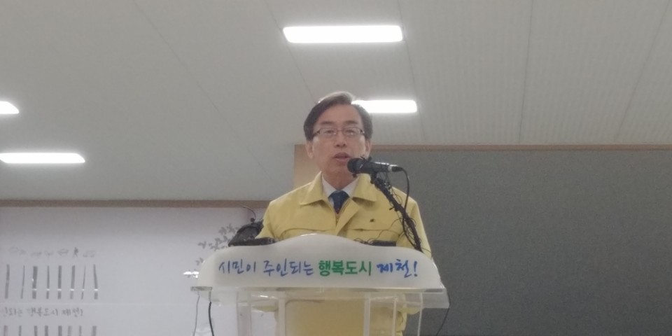 박인용 제천시 부시장이 24일 오전 제천시청에서 장례 절차와 화재 건물 불법 증·개축 문제 등을 설명하고 있다.오윤주 기자