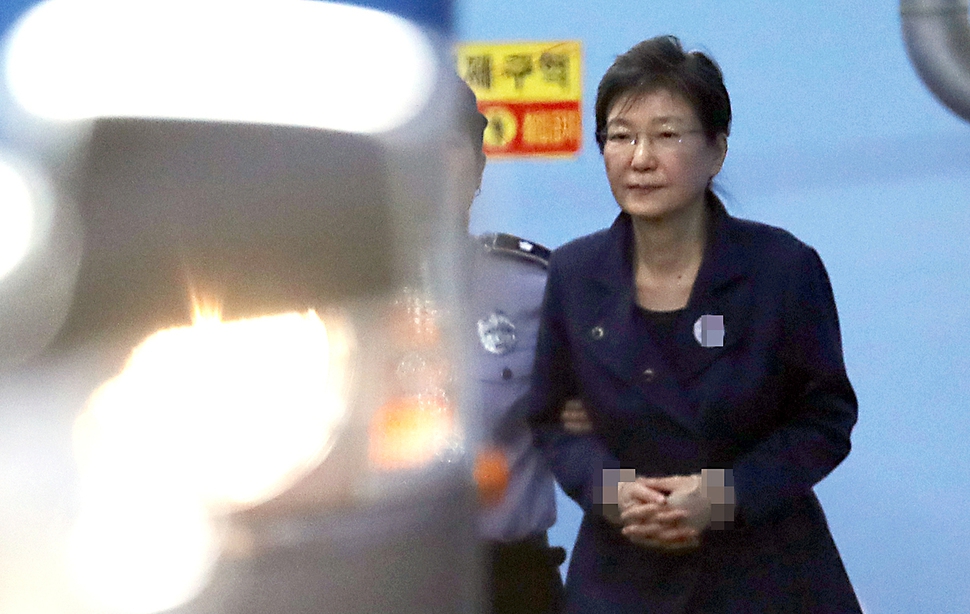 심경 밝히고 법원 나서는 박근혜, 담담한 표정 (서울=연합뉴스) 한상균 기자 = 박근혜 전 대통령이 구속 연장 후 첫 공판을 마친 지난 10월16일 오전 서울중앙지법을 나서고 있다. 2017.10.16 xyz@yna.co.kr/2017-10-16 14:07:07/ <저작권자 ⓒ 1980-2017 ㈜연합뉴스. 무단 전재 재배포 금지.>