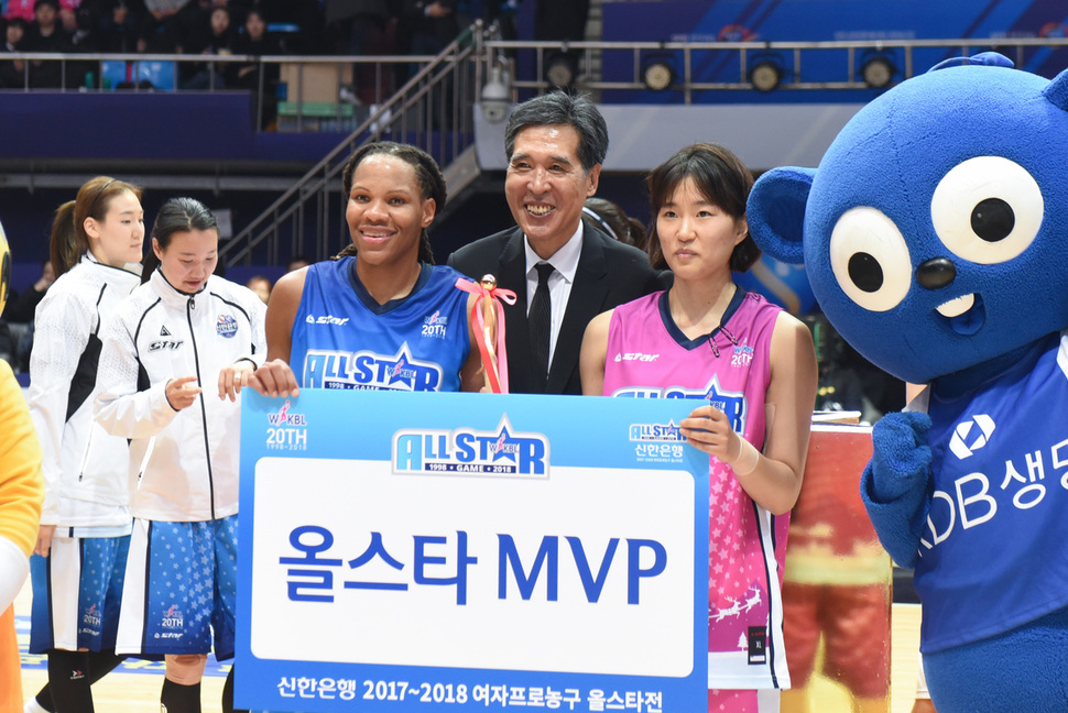 올스타전 공동 최우수선수(MVP)에 선정된 모니크 커리(왼쪽·국민은행)와 구슬(오른쪽·KDB생명)이 신선우 총재와 함께 기념사진을 찍고 있다. 한국여자농구연맹(WKBL) 제공