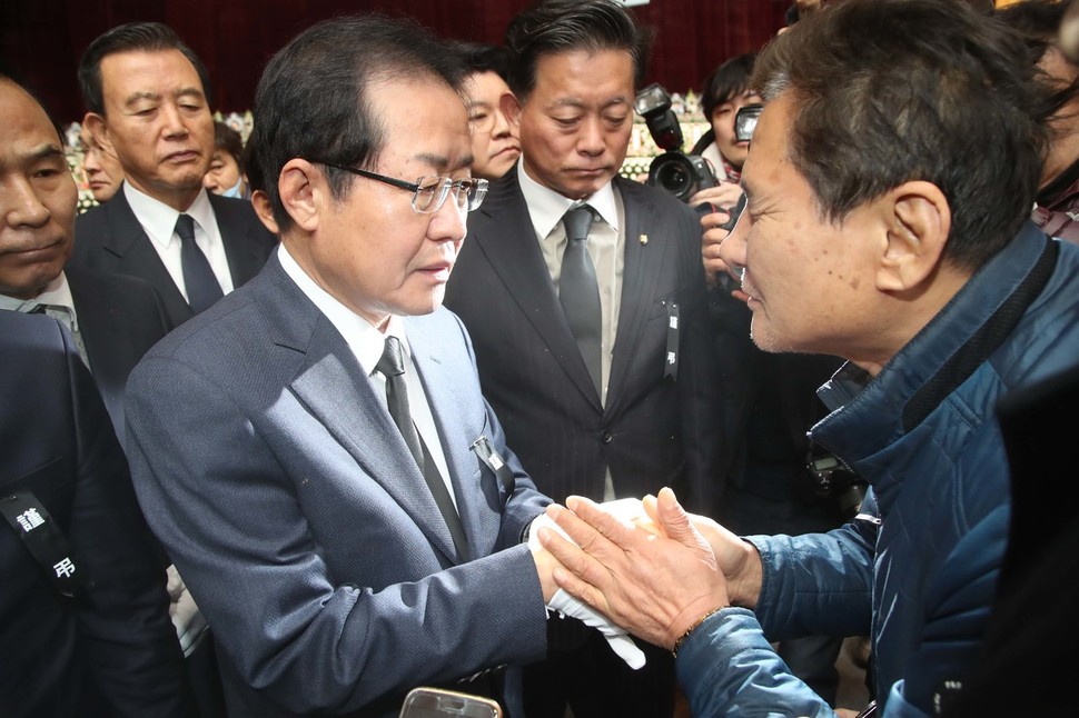 홍준표 자유한국당 대표가 25일 오전 제천 노블 휘트니스스파 화재 참사 희생자 합동분향소가 마련된 충북 제천시 숭의로 제천체육관에서 유족을 위로하고 있다. 제천/이정우 선임기자 woo@hani.co.kr