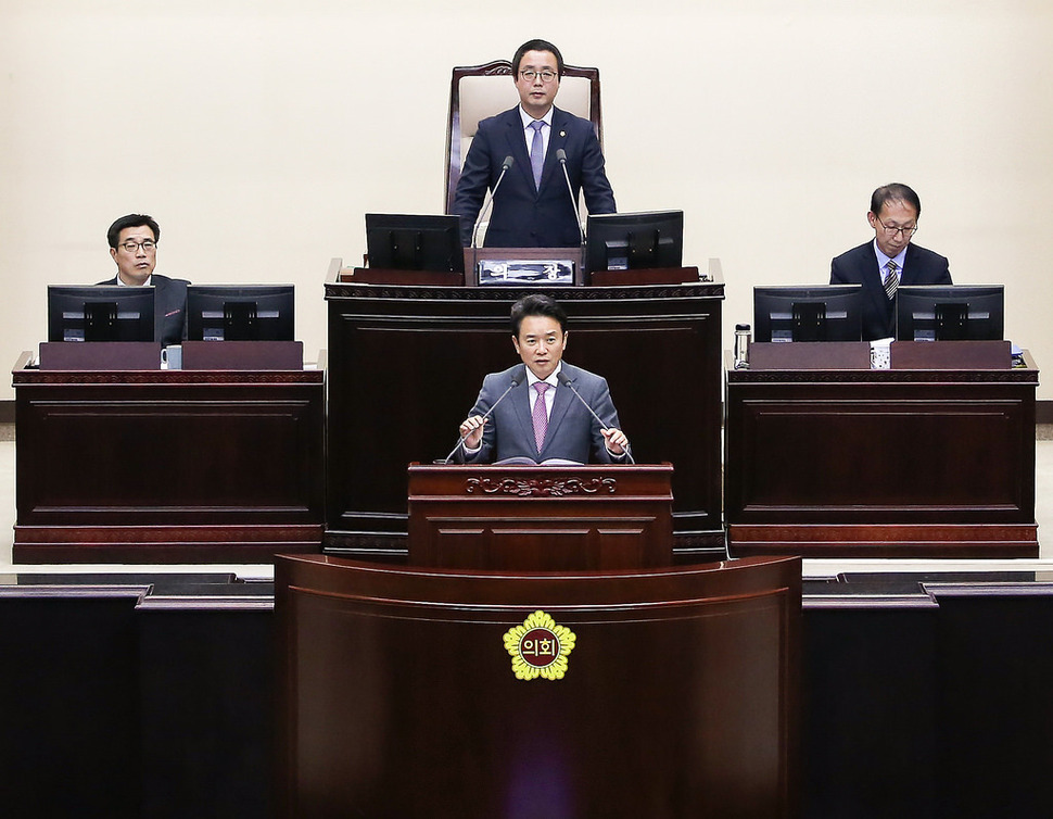 남경필 경기도지사(아래)가 지난 22일 경기도의회 본회의장에서 청년복지사업 등에 대해 발언을 하고 있다. 경기도 제공