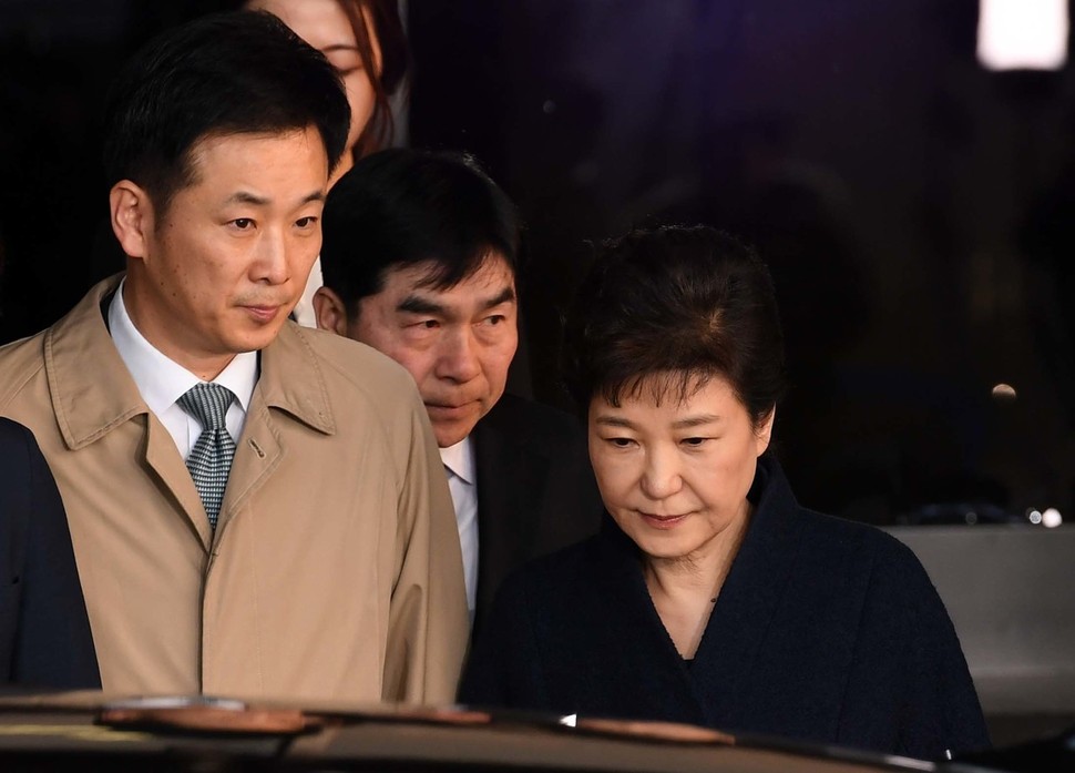 지난 3월 22일 박근혜 전 대통령과 유영하 변호사(왼쪽)가 서울 서초동 서울중앙지검에서 조사를 받은 뒤 함께 검찰청사를 나서는 모습. 연합뉴스