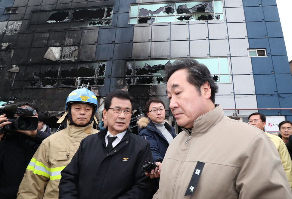 24일 오전 이낙연 총리가 충북 제천 스포츠센터 화재현장을 방문, 굳은 표정으로 이시종 충북지사의 보고를 듣고 있다. 연합뉴스