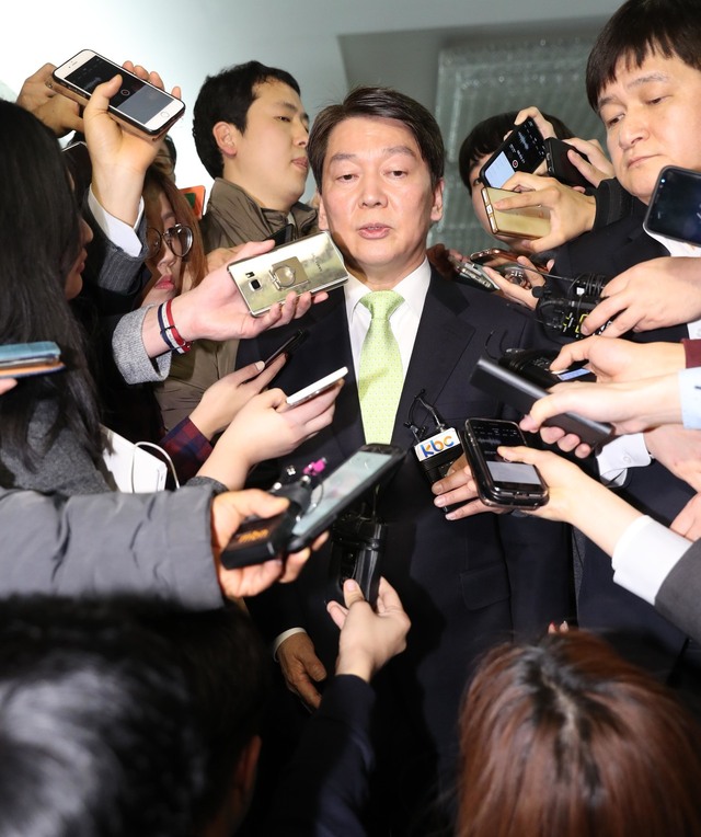 국민의당이 21일 오후 국회 의원회관에서 당무위원회를 열어 바른정당과의 통합 찬반에 대한 전체 당원들의 의사를 묻는 투표를 실시하기로 결정한 뒤 회의를 주재한 안철수 대표가 회관을 나서며 기자들의 질문에 답하고 있다. 강창광 기자 chang@hani.co.kr