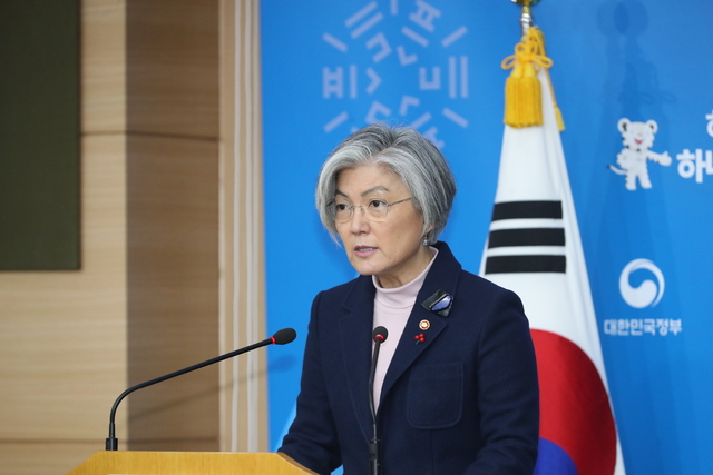 강경화 외교부 장관이 26일 오전 서울 외교부 청사에서 언론을 대상으로 송년 브리핑하고 있다. 연합뉴스