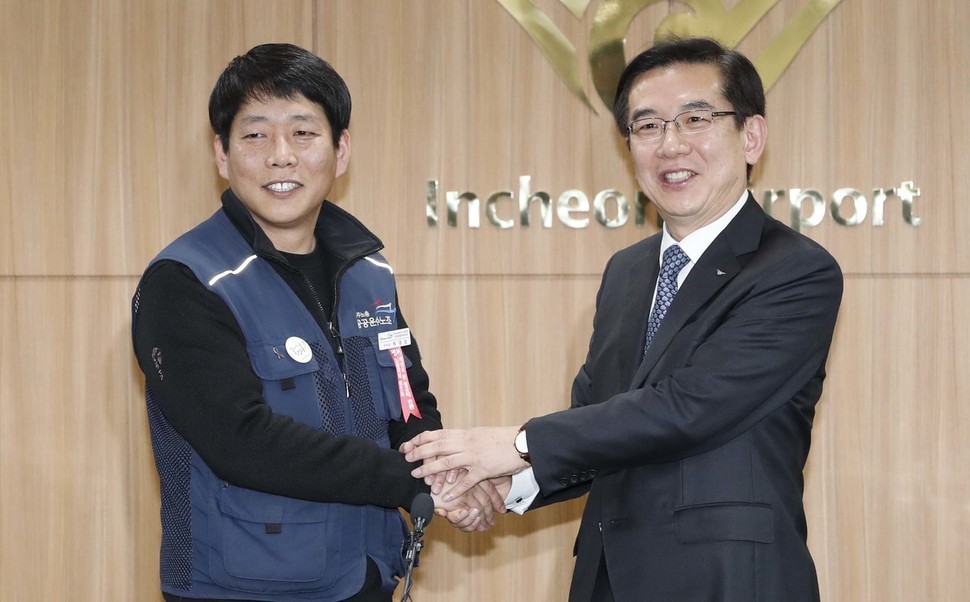 정일영 인천공항공사 사장(오른쪽)과 박대성 민주노총 전국공공운수노조 인천공항지역지부 지부장이 26일 오후 인천 중구 인천공항공사에서 열린 '인천공항 정규직 전환방안' 발표행사에서 악수하고 있다. 인천/박종식 기자 anaki@hani.co.kr