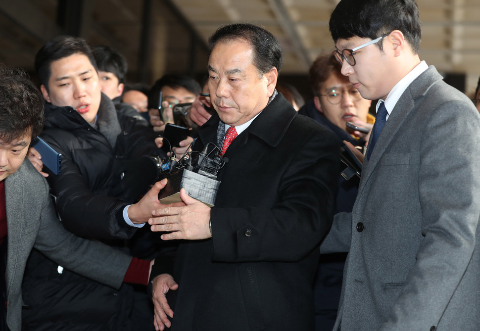 불법 정치자금 수수 혐의를 받고 있는 이우현 자유한국당 의원이 20일 오전 서울 서초동 중앙지검에 출석하고 있다. 신소영 기자 viator@hani.co.kr