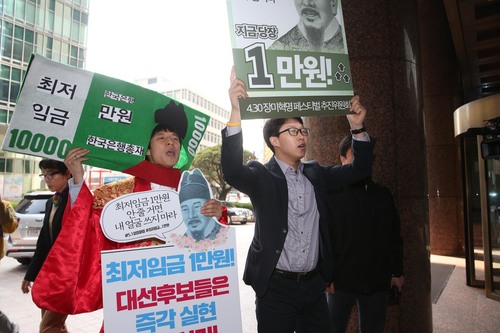 한 시민단체 회원들이 지난 21일 서울 명동 은행회관에서 열리는 대선후보 초청 편집인협회 세미나에 참석하는 안철수 국민의당 대선후에게 최저임금 1만원 즉각 실현을 촉구하고 있다. 강창광 기자 chang@hani.co.kr