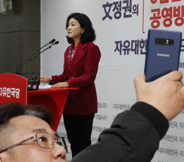 류여해 자유한국당 최고위원이 26일 오전 서울 여의도 당사에서 기자회견을 열어, "홍준표 자유한국당 대표는 당권 장악을 위해 고난을 함께 한 동지를 버리고 악마와 거래를 했다"고 비판하는 동안 보좌진이 이 모습을 에스엔에스로 생중계하고 있다. 이정우 선임기자 woo@hani.co.kr