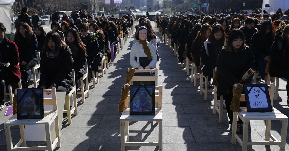 일본군 ‘위안부’ 문제 해결을 위한 정기 수요시위 및 ‘위안부’ 피해자 추모제 참가자들이 27일 낮 서울 광화문광장에 놓인 300개의 의자에 앉아 ‘빈 의자에 새긴 약속’ 행위극을 하고있다. 이 행위극은 세상을 떠난 ‘위안부’ 피해자 할머니들을 추모하고 피해자들의 뜻을 이루겠다는 다짐을 담아 열렸다. 박종식 기자 anaki@hani.co.kr