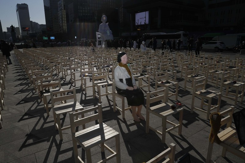 27일 서울 종로구 광화문 광장에 일본군 ‘위안부’ 피해 할머니를 상징하는 300개의 의자와 소녀상이 놓였다. 평화의 소녀상 제작자 김서경, 김운성씨가 기획한 ‘빈 의자에 새긴 약속’ 퍼포먼스는 “올해 돌아가신 피해 할머니 여덟 분에 대한 추모의 마음을 일본군 ‘위안부’ 문제 해결을 위한 다짐과 행동으로 이어가자”는 취지에서 마련됐다. 박종식 기자 anaki@hani.co.kr