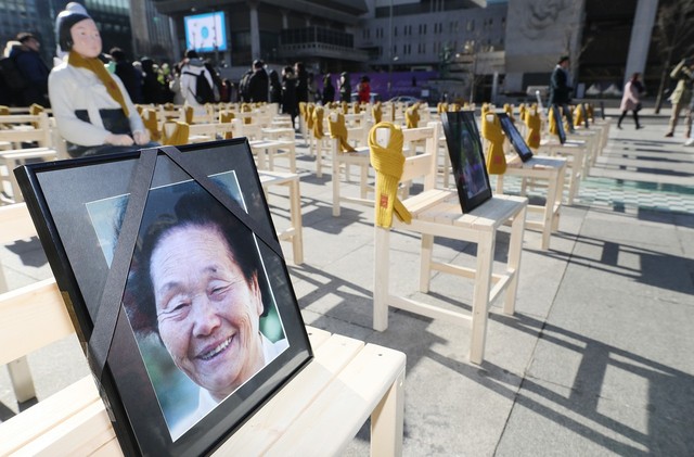 27일 오후 서울 광화문광장에 일본군 위안부 피해자 할머니들을 추모하고 일본군 성노예 문제를 해결하자는 의미로 설치된 의자 위에 올해 세상을 뜬 피해자들 영정이 놓여있다. 연합뉴스