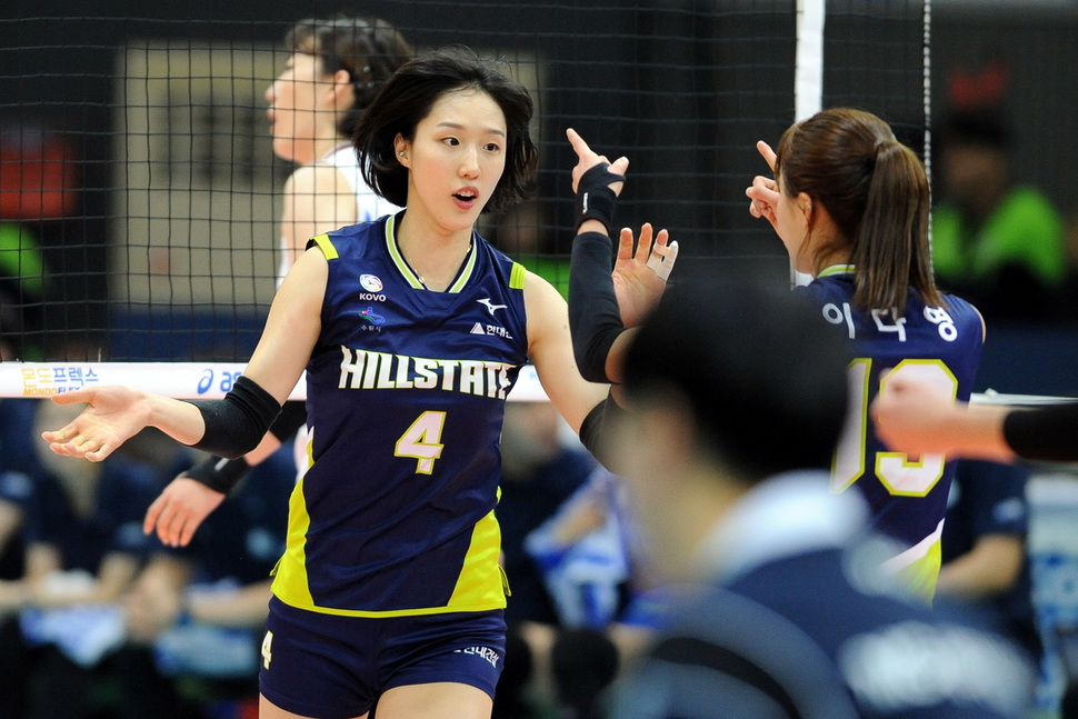 프로배구 여자부 2위 현대건설이 1위 한국도로공사와 격차를 승점 4 차이로 좁히며 선두 경쟁에 불을 붙이고 있다. 사진은 12월23일 경기 모습. 한국배구연맹 제공